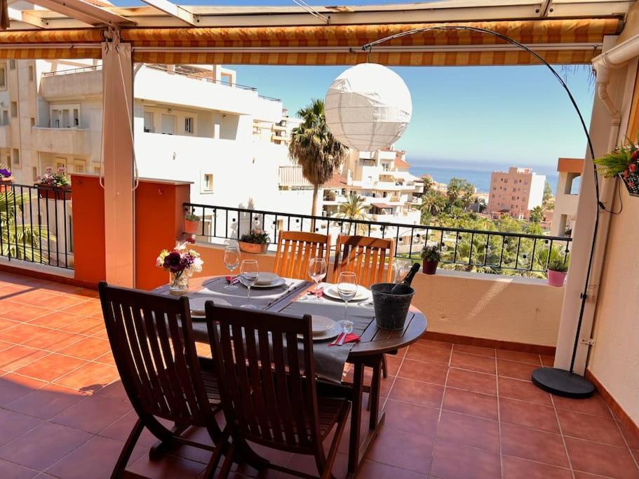 Benalmadena Costa Malaga Apartamento Muy Acogedor Con Vistas Al Mar Terraza Gigante Para Verano E Invierno Parking Exterior photo