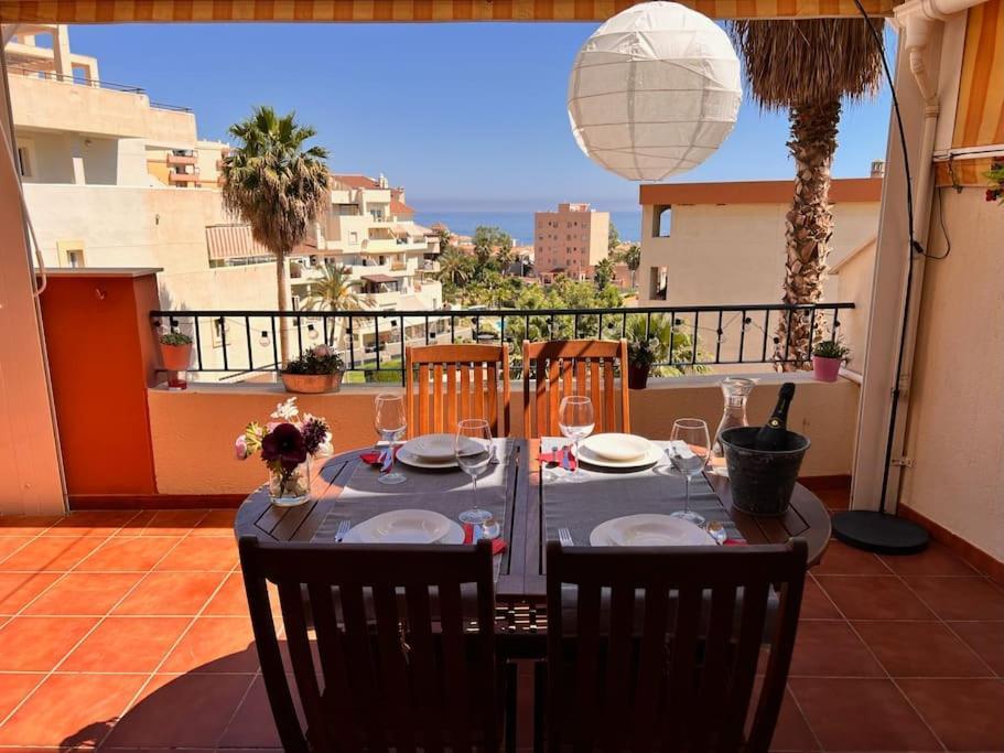 Benalmadena Costa Malaga Apartamento Muy Acogedor Con Vistas Al Mar Terraza Gigante Para Verano E Invierno Parking Exterior photo