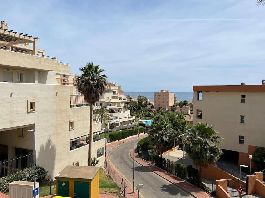 Benalmadena Costa Malaga Apartamento Muy Acogedor Con Vistas Al Mar Terraza Gigante Para Verano E Invierno Parking Exterior photo